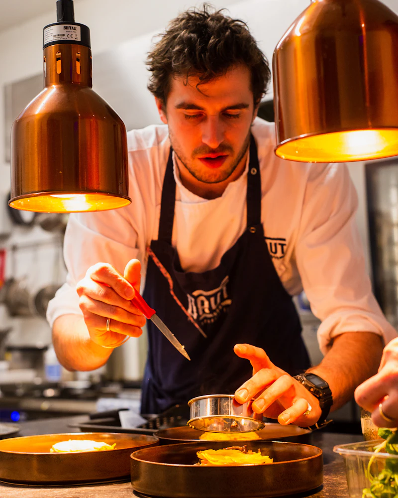 Küchenchef beim Anrichten